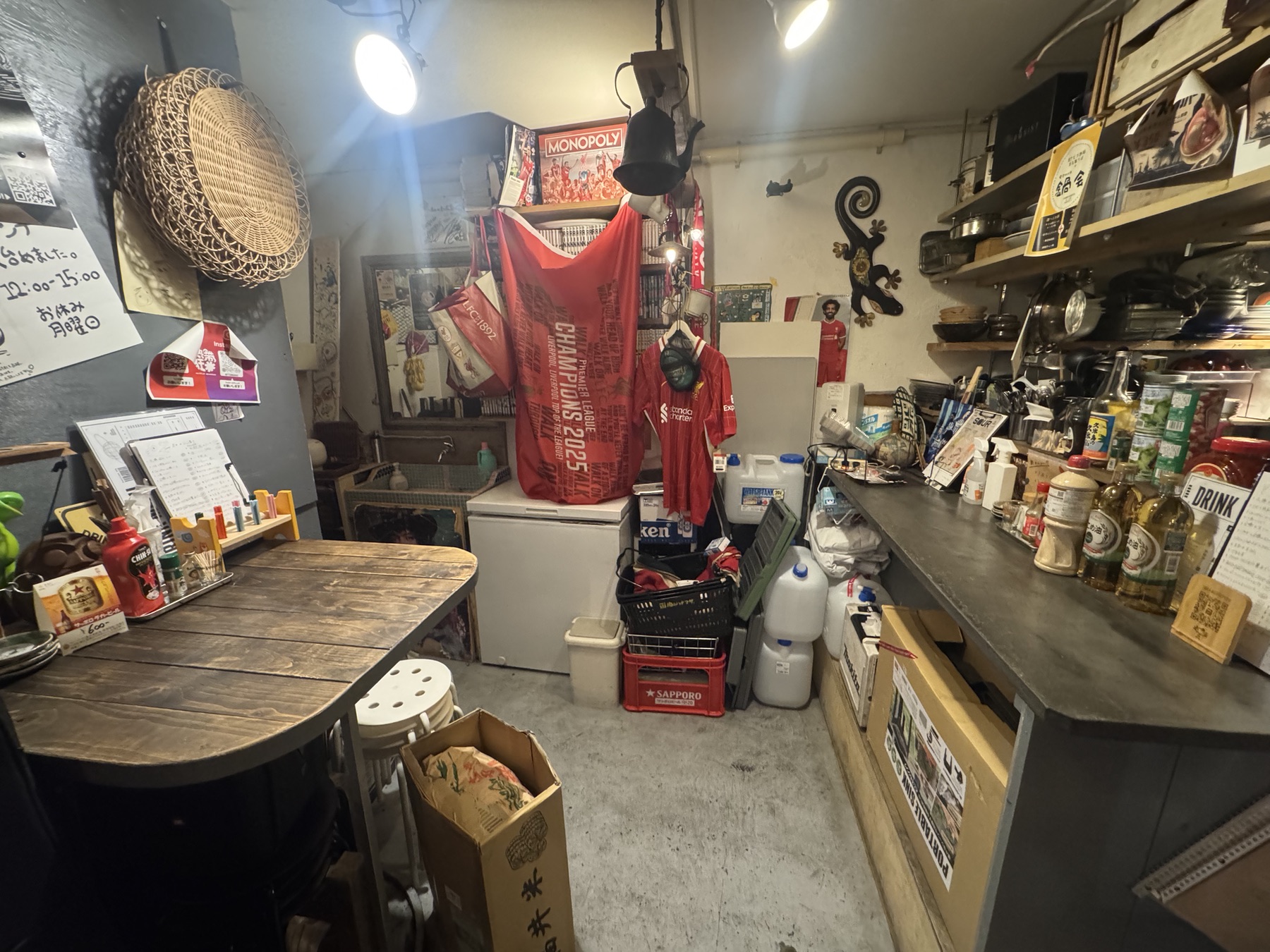 店主と会話を楽しめる立ち飲みスペース