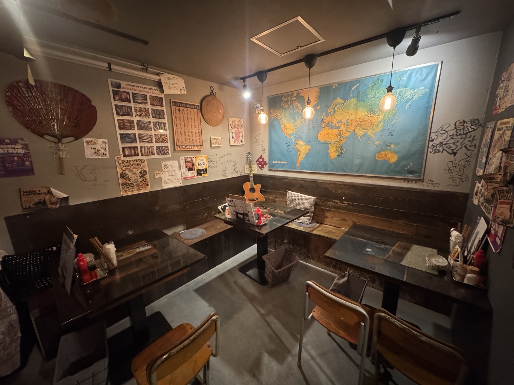 地図の壁に囲まれたテーブル席